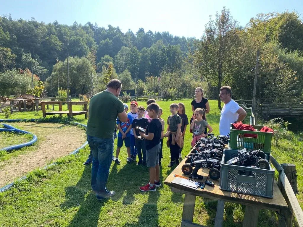 Dzieci podczas gier paintballowych